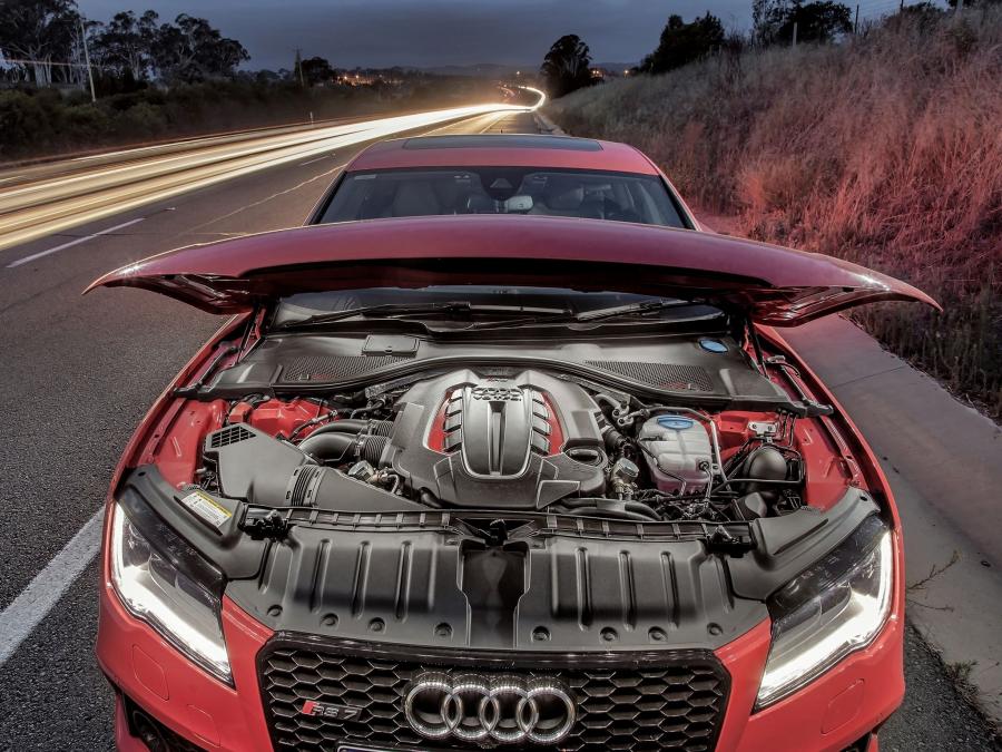 Моторный отсек Audi RS7 Sportback 2014 года  (AU) (фото 10 из 18)